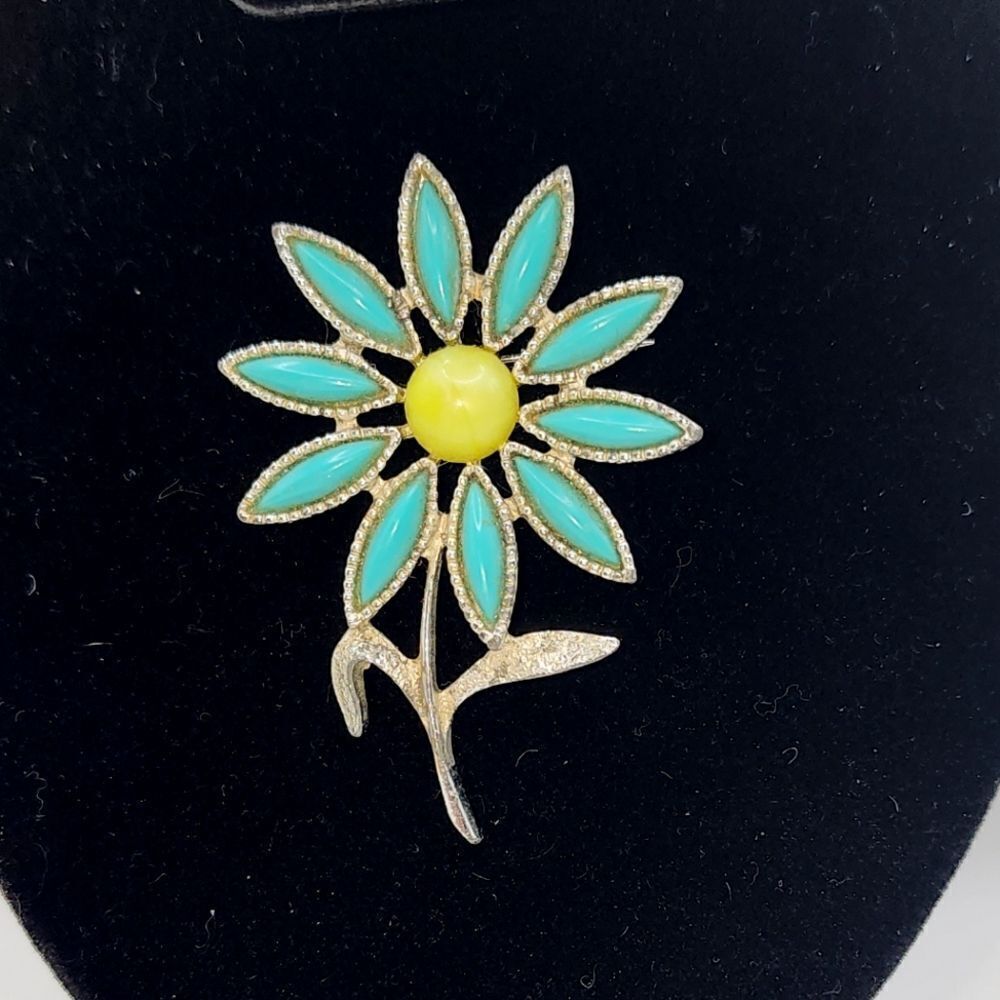 VINTAGE SARAH COVENTRY YELLOW MOON GLOW CABOCHON SILVER TONE FLOWER BROOCH
